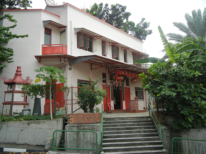 Ho Lim Keng Temple has its roots in Tras Street, where it hosted festive celebrations for many years. The temple moved to its new home in Outram Hill in 1975 and has taken on a more unconventional, modern appearance.